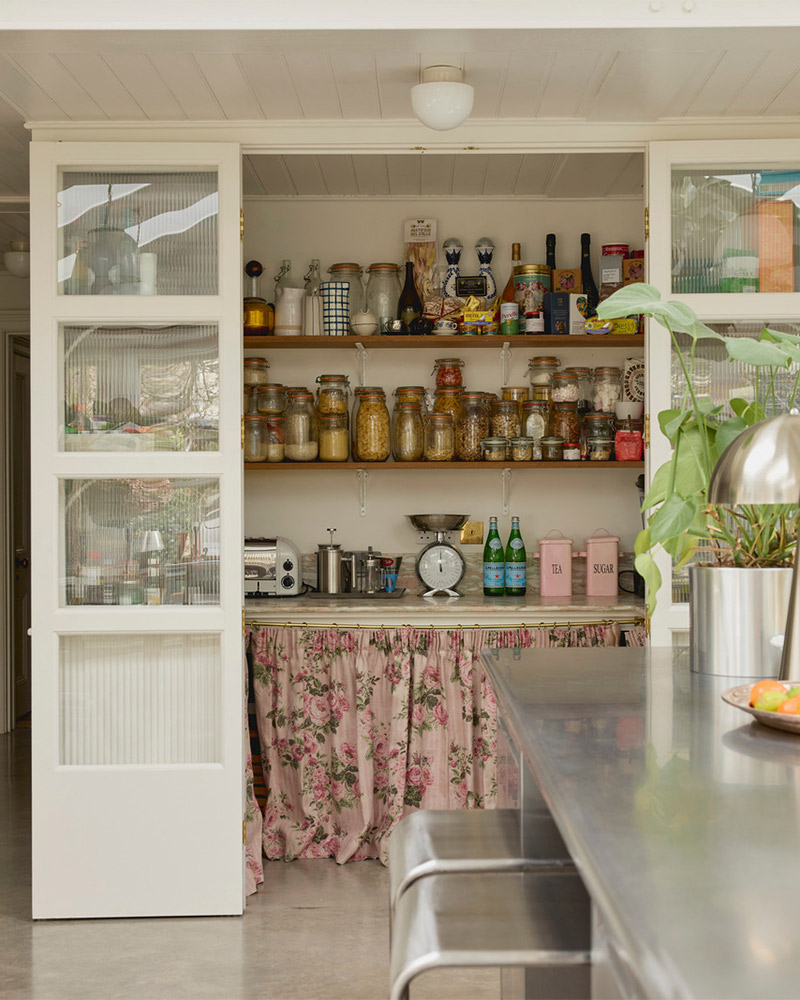 La réserve aménagée à l'arrière de la cuisine pour recevoir tous les bocaux en verre et petits électroménagers