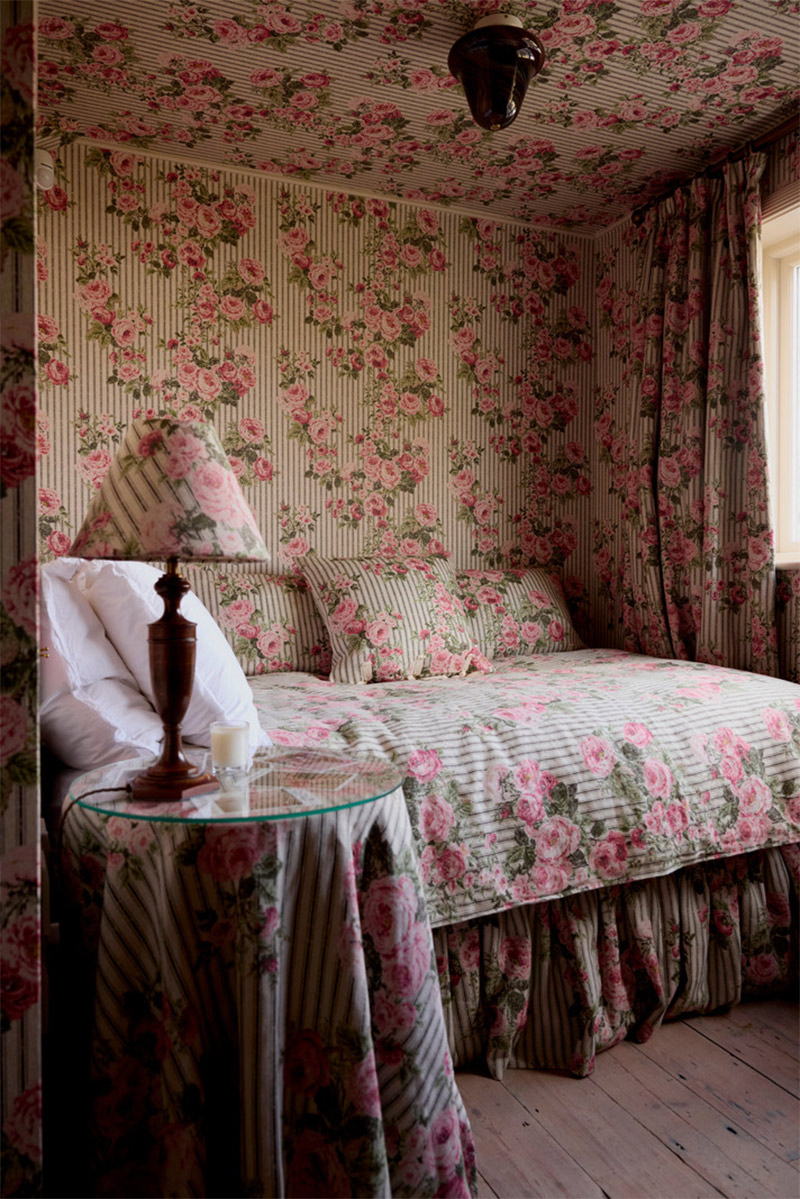 La chambre d'amis en total look tissu et papier peint "Ticking Rose" de Buchanan Studio, absolument maximaliste !