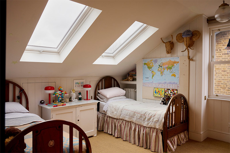 Chambre double d'enfants avec des jupons de lit
