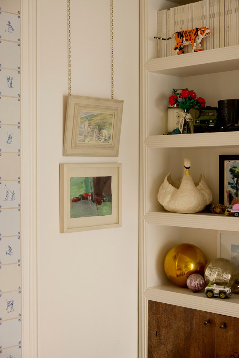 Mise en scène d'objets kitsch et de livres, et jolis cadres