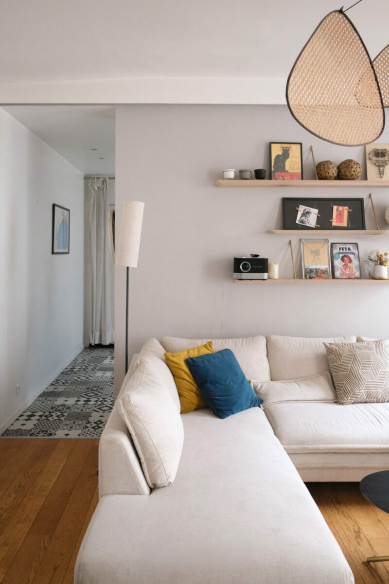 Canapé d'angle en "U", délimitant une zone de passage dans ce petit appartement parisien