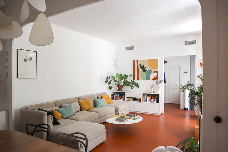 Dans ce séjour, un canapé d'angle a été placé contre le mur, laissant la circulation libre vers l'espace repas. La méridienne fermant le coin salon.