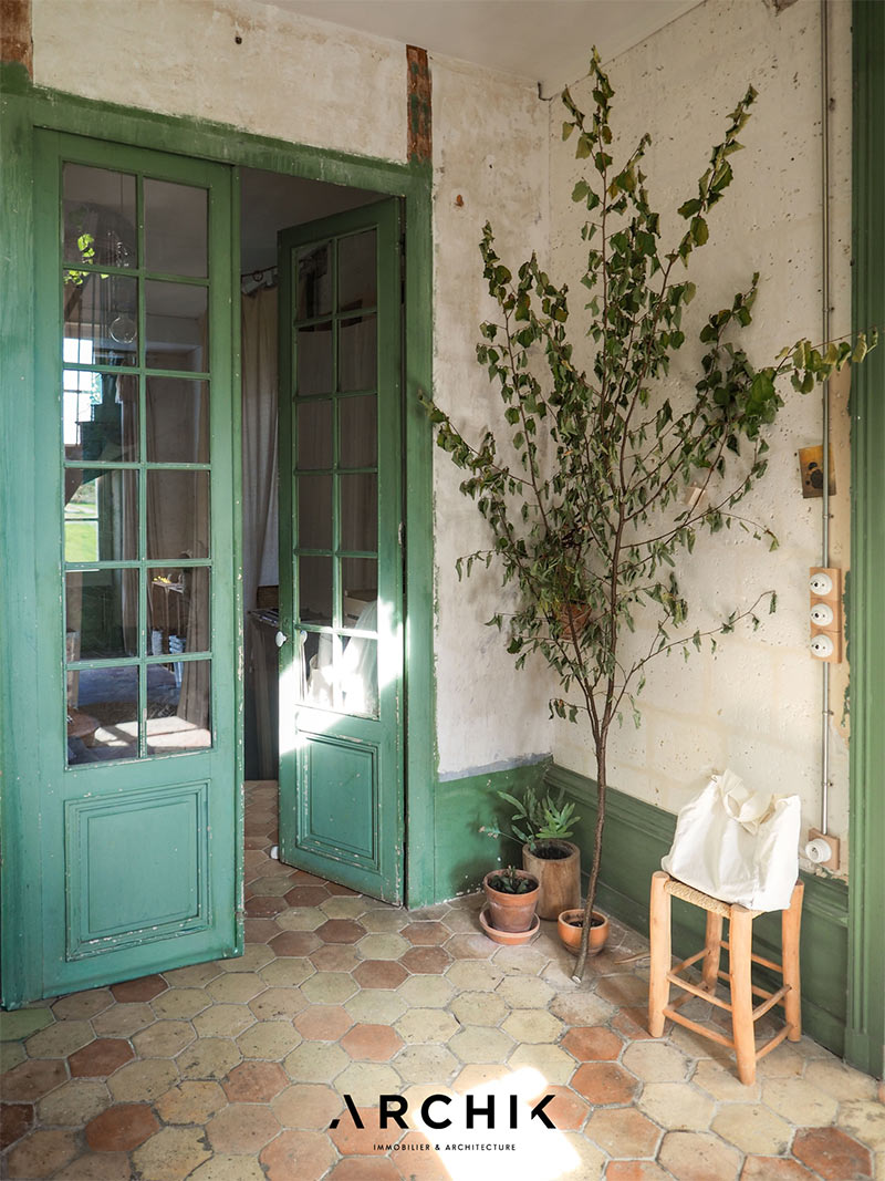 Le château de Dirac près d'Angoulême à l'architecture XVIIIe et XIXe : l'entrée à l'arrière avec son sol en tomettes anciennes