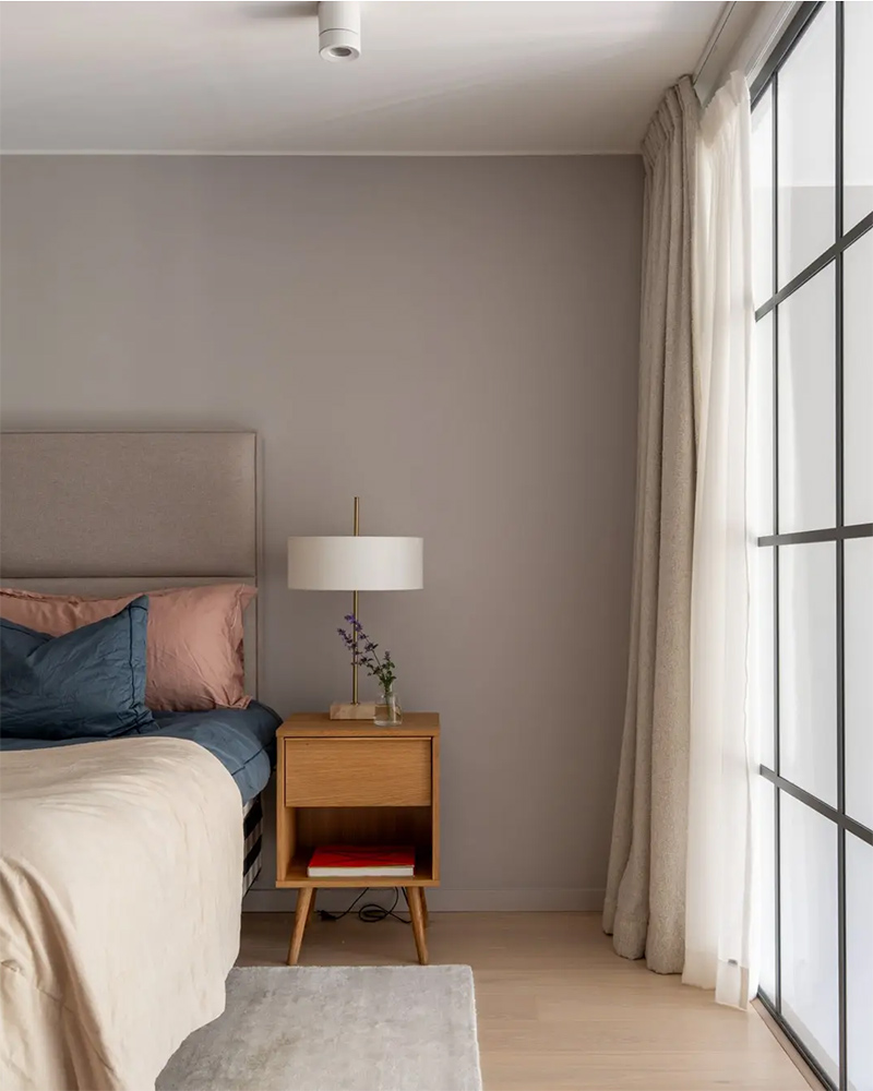 Voilage blanc et rideaux plus occultants crème, en superposition pour cette chambre design