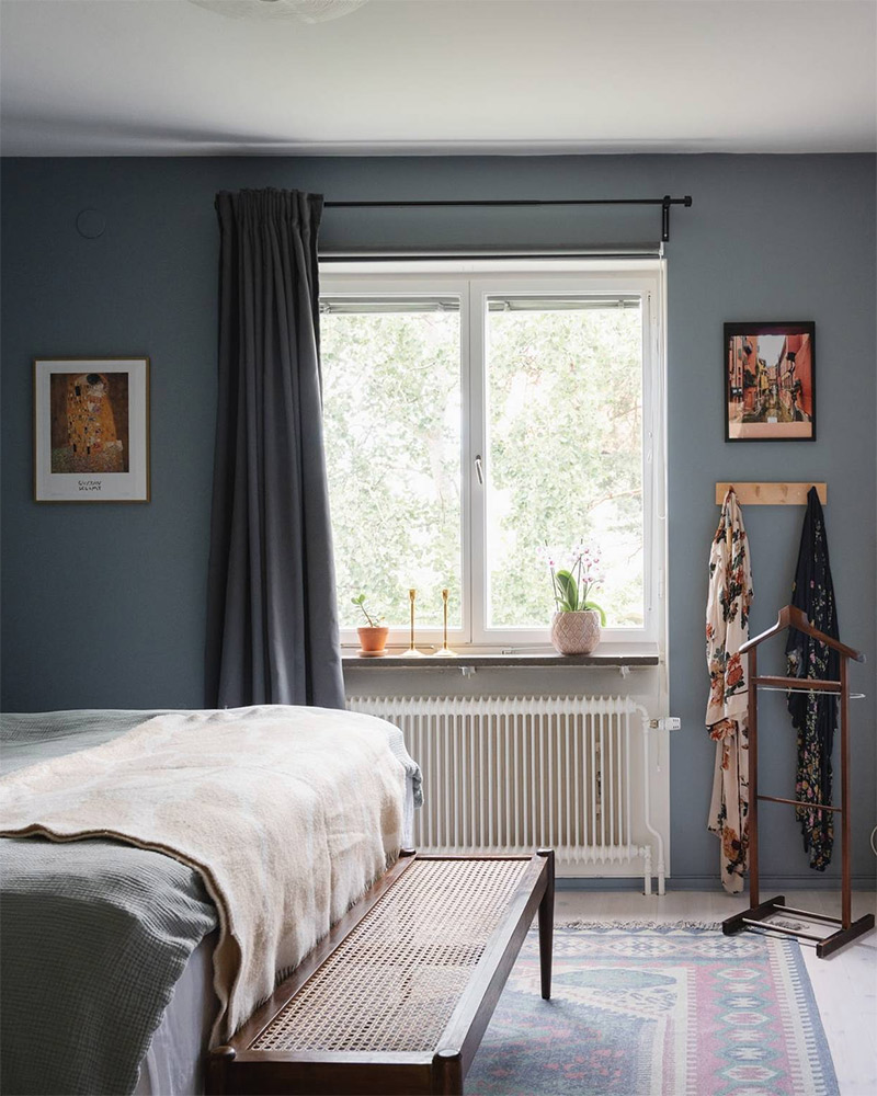 Chambre bleue avec des rideaux en velours bleu légèrement plus foncé