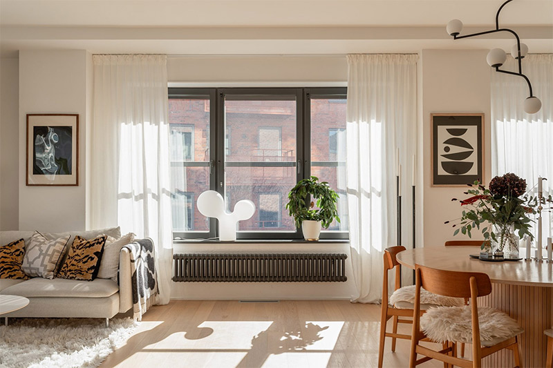 Rideaux légers pour le séjour de cet appartement, qui permettent de se cacher du vis-à-vis tout en filtrant la lumière