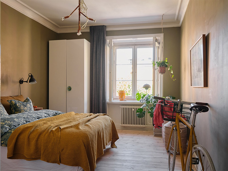 Chambre aux mus verts et rideaux vert kaki sombre pour une déco colorée, tout en nuance