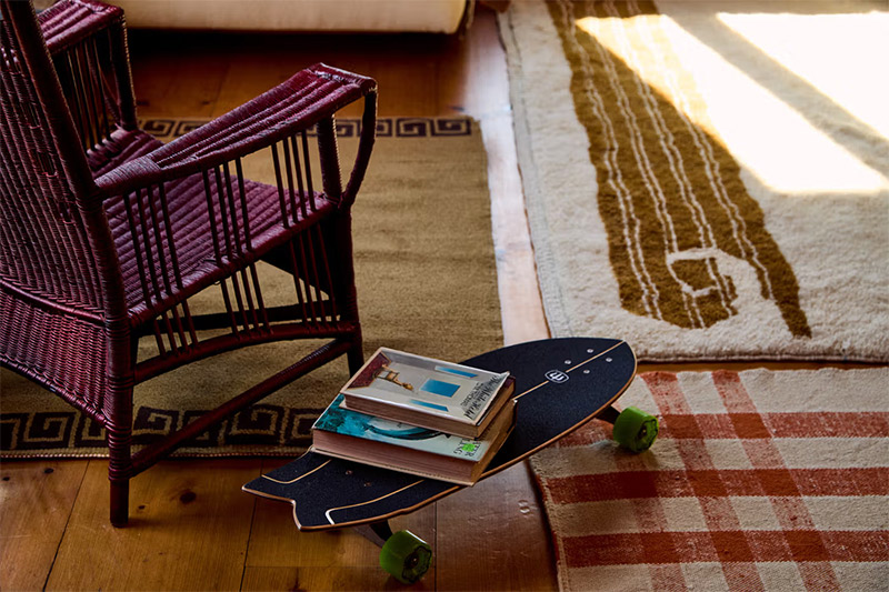 La collection de tapis Michael Bargo pour Beni, inspirée des motifs des années 90 "Beach style" 