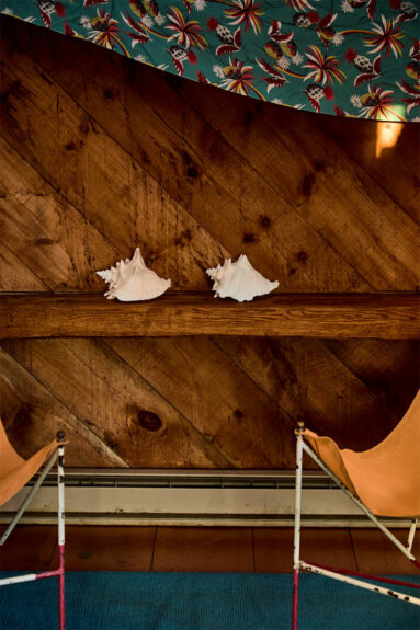 L'esprit cabanon de plage avec la décoration faite de coquillage et de textiles au motif hawaïen