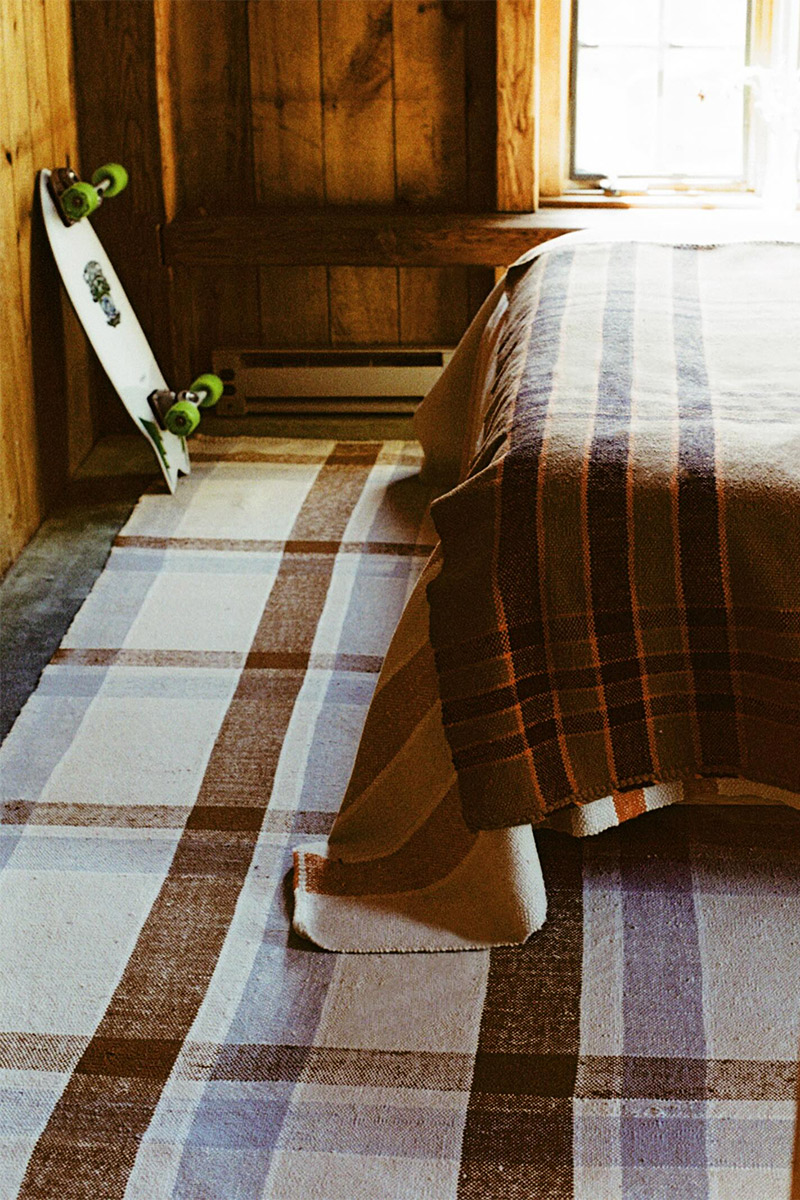 La chambre avec les tapis souples Austin et Mikey, aux motifs tartan dans les tonalités de bruns et blanc cassé
