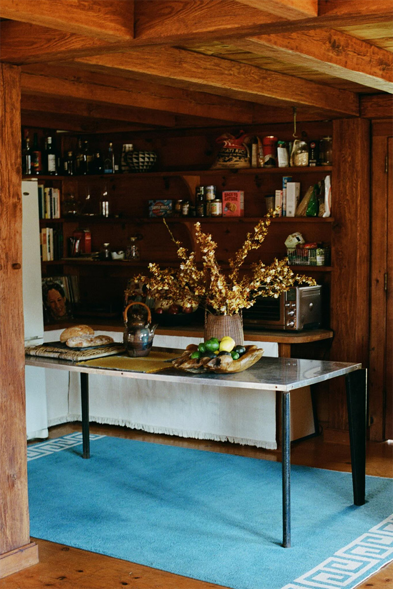 Le tapis Niko de la collection Oak Lane, imaginé par Michael Bargo pour Beni dans le coin cuisine du cabanon