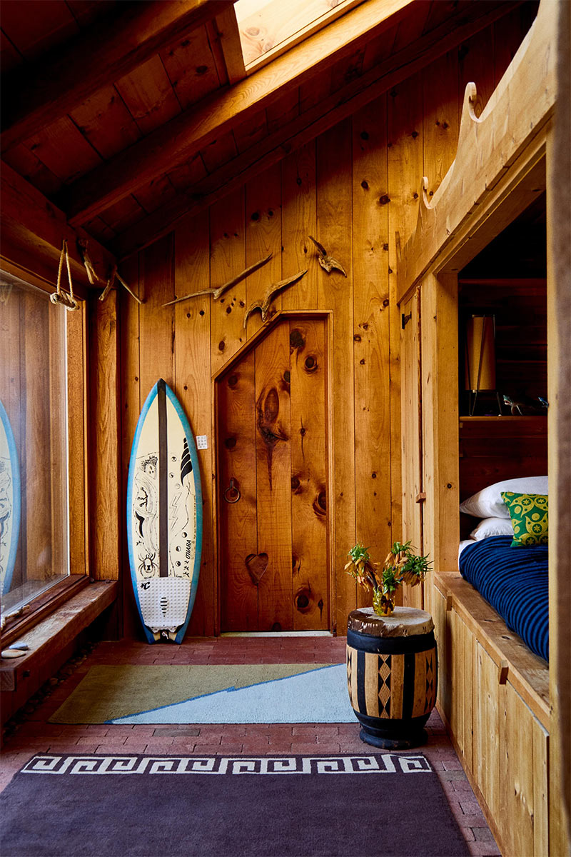 Les tapis Nico et Donny, mis en scène de la pièce dortoir du cabanon