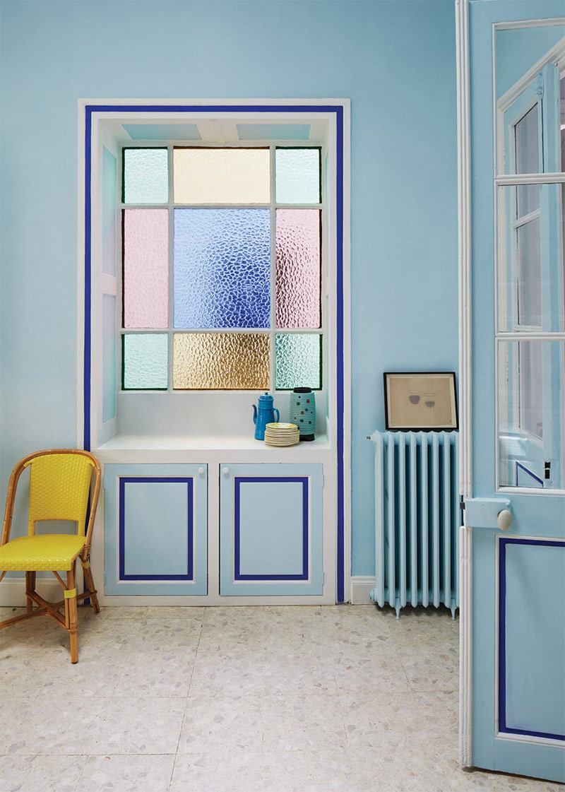 Vitrail coloré dans des tonalités pastel, pour un décor en bleu pastel Vitrail coloré dans des tonalités pastel, pour un décor en bleu pastel