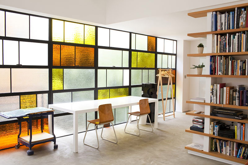 Verrière avec verres colorés et blanc pour un bâtiment de style moderniste à Los Angeles Verrière avec verres colorés et blanc pour un bâtiment de style moderniste à Los Angeles