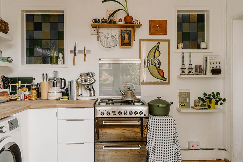 Petite maison avec des créations de vitra Petite maison avec des créations de vitraux pour les petites vitres de séparation de l'escalier et de la salle d'eau