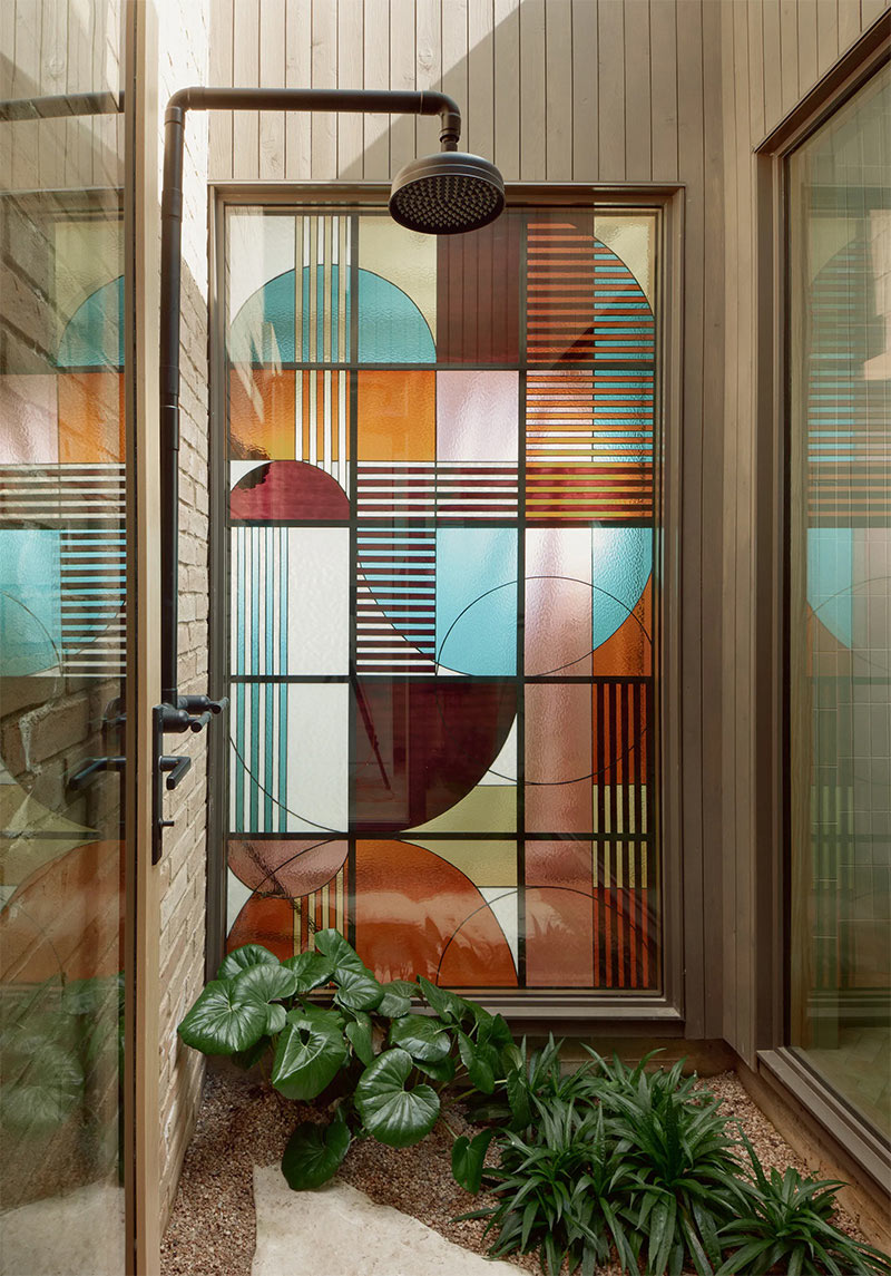 Panneau en vitrail sur mesure, réalisé par Bespoke Glass Panneau en vitrail sur mesure, réalisé par Bespoke Glass pour préserver l'intimité de ce coin douche extérieure