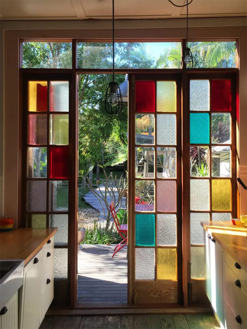 Porte vitrée à carreaux présentant des verres teintés de différentes couleurs, dans le sud de la France Porte vitrée à carreaux présentant des verres teintés de différentes couleurs, dans le sud de la France
