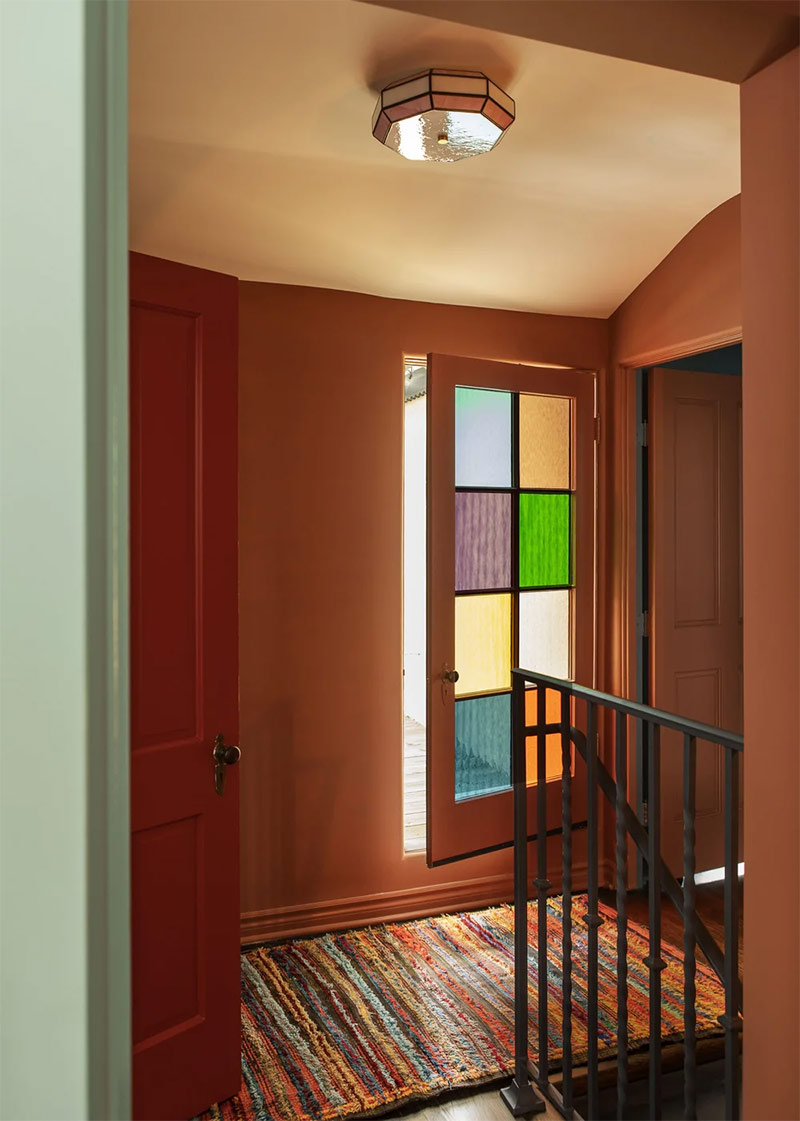 Détournement d'une porte à croisillons avec des verres colorés effet vitrail Détournement d'une porte à croisillons avec des verres colorés effet vitrail