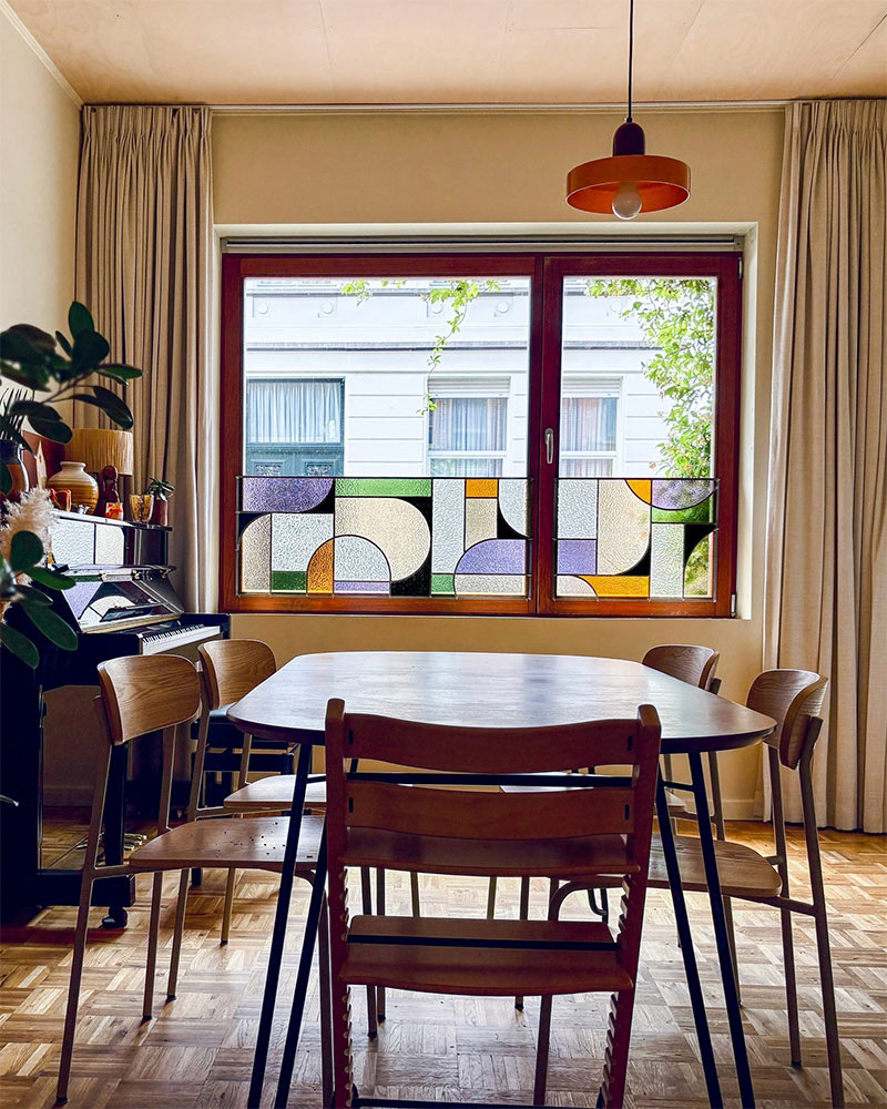 Réalisation de vitraux sur-mesure pour masquer le vis-à-vis par l'atelier Hosanna, Belgique Réalisation de vitraux sur-mesure pour masquer le vis-à-vis par l'atelier Hosanna, Belgique