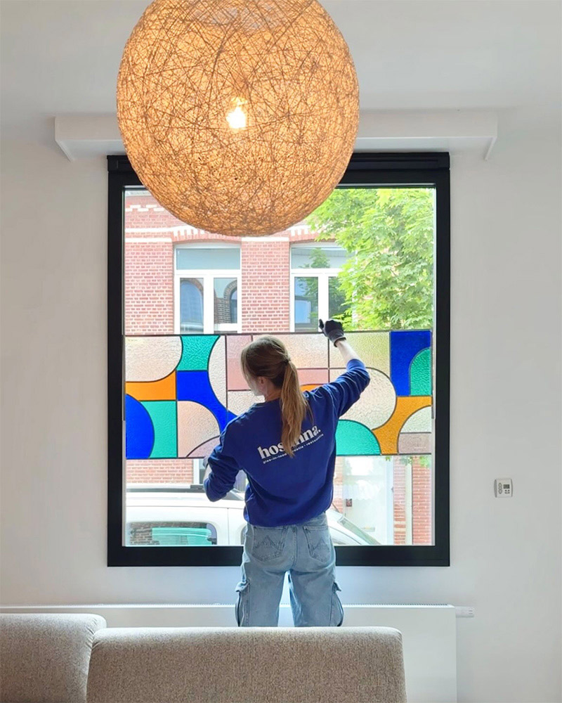 Réalisation de vitraux sur-mesure pour masquer le vis-à-vis par l'atelier Hosanna, Belgique Réalisation de vitraux sur-mesure pour masquer le vis-à-vis par l'atelier Hosanna, Belgique