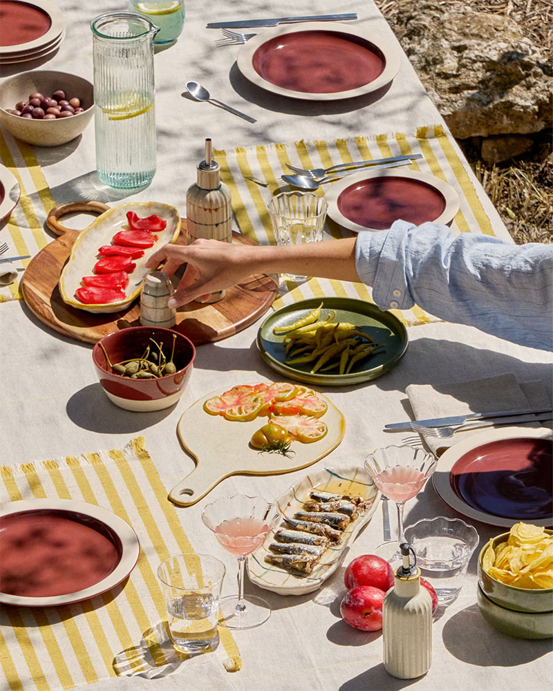 Kave Home, collection été 2026 : Table d'été colorée et gourmande Kave Home, collection été 2026 : table d'été colorée et gourmande