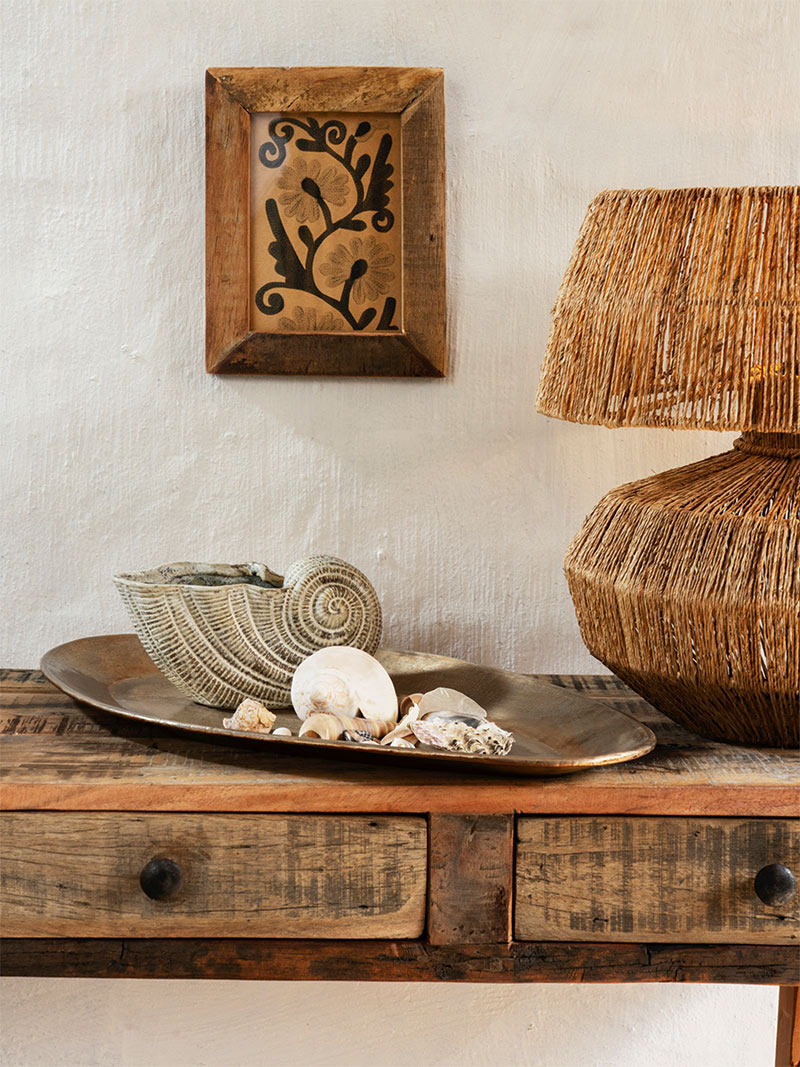 Madam Stoltz, collection été 2026 : Décor boho de bord de mer Madam Stoltz, collection été 2026 : Décor boho de bord de mer, constitué de matières brutes et de coquillages
