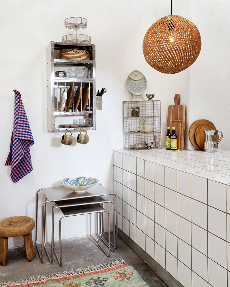 Madam Stoltz, collection été 2026 : Décor boho de bord de mer Madam Stoltz, collection été 2026 : Coin cuisine avec un plan de travail en carreaux de faïence blanc