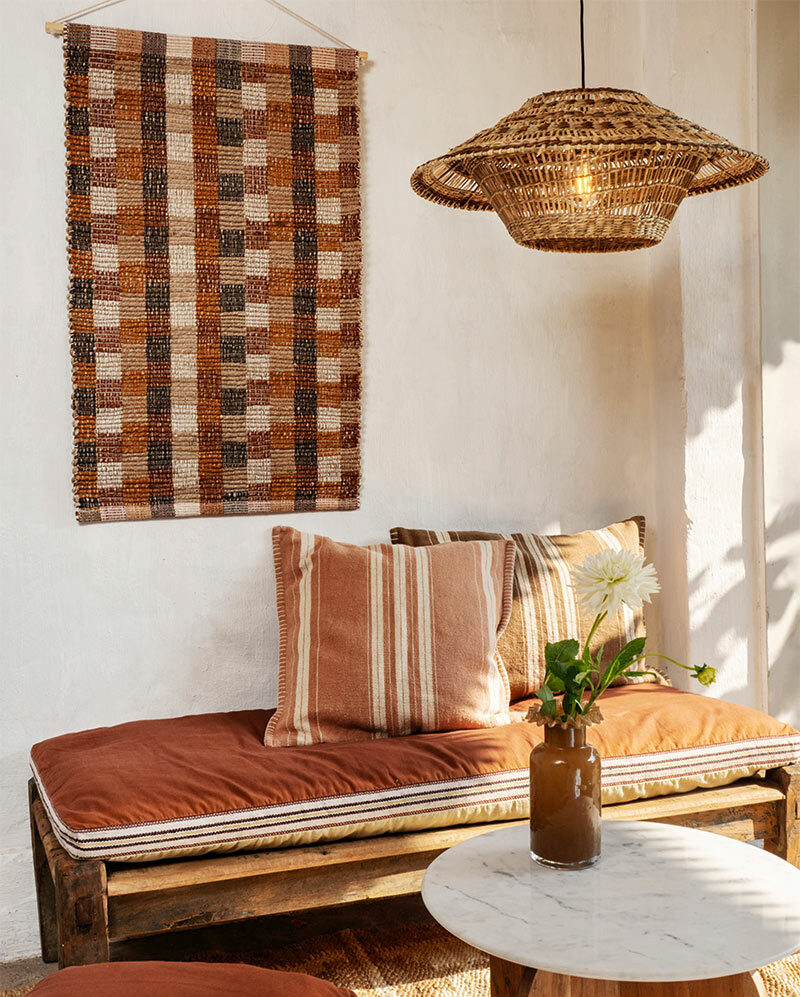 Madam Stoltz, collection été 2026 : Coin bohème avec des textiles dans les tons terracotta Madam Stoltz, collection été 2026 : Coin bohème avec des textiles dans les tons terracotta