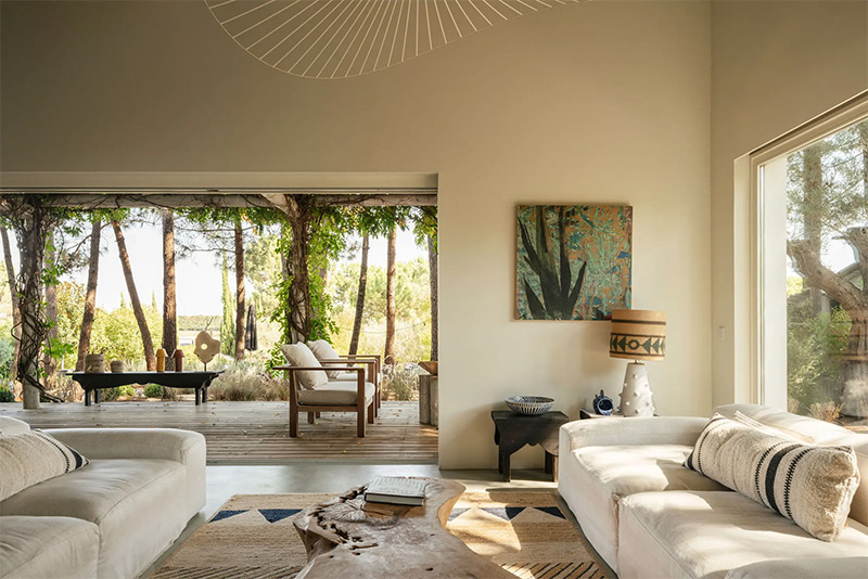 Villa Cabana à Comporta, une maison ouverte sur la pinède grâce à de grandes baies vitrées
