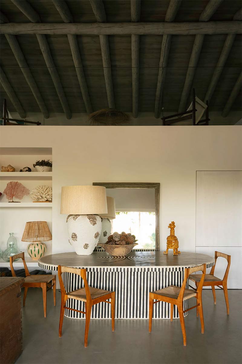 Une incroyable table à manger, décorée de céramique graphique en noir et blanc