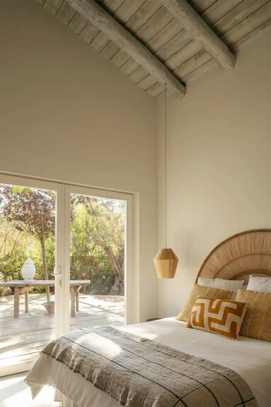 Une chambre à la décoration minimaliste, ethnique chic