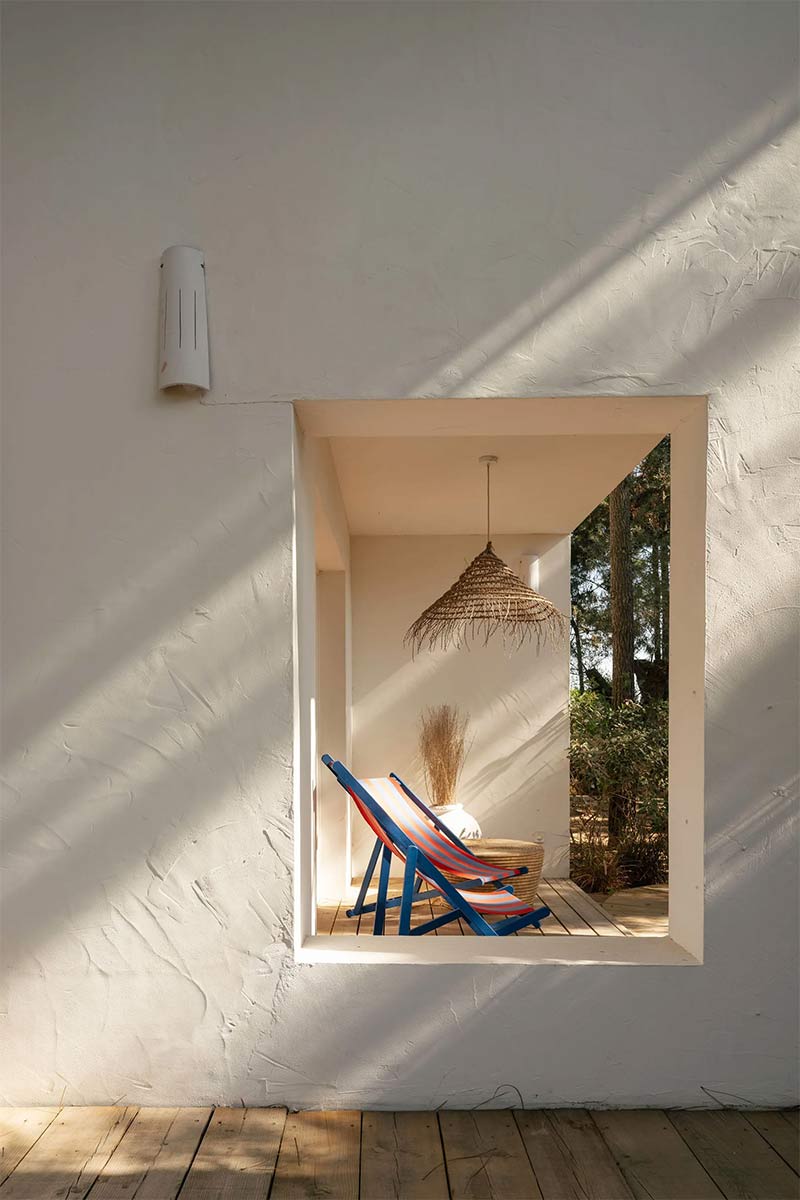 Espace extérieure avec ses chaises longues en tissus coloré