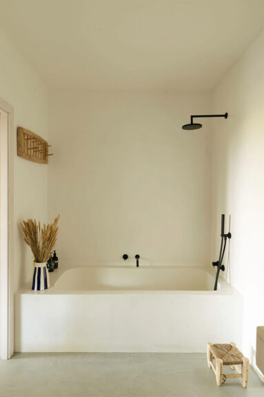 Salle de bains blanche et minimaliste aux matériaux orgabiques