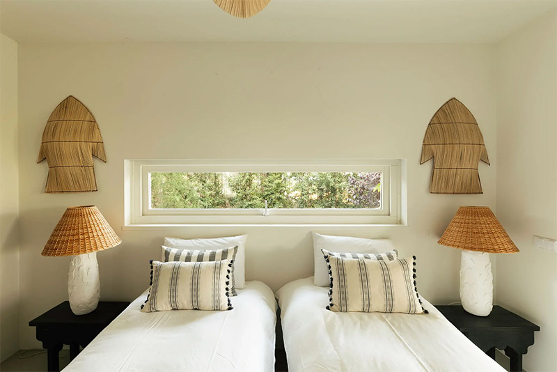 Une chambre à deux lits dans un style ethnique chic