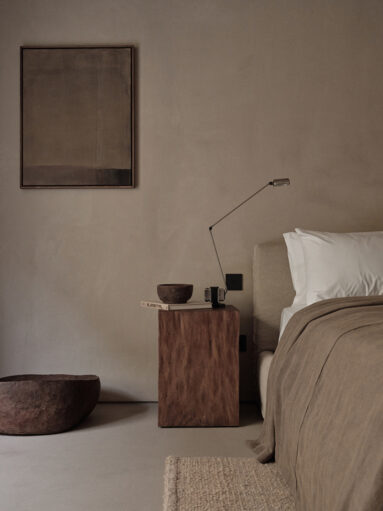 Chambre design dans un style minimaliste ethnique chic, inspiré de la palette wabi sabi Chambre design dans un style minimaliste ethnique chic, inspiré de la palette wabi sabi