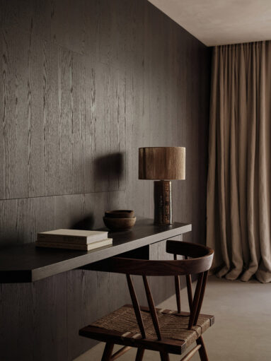 Mur de chambre, présentant un revêtement en bois à l'essence de bois sombre Mur de chambre, présentant un revêtement en bois à l'essence de bois sombre et petit bureau attenant dans les mêmes tonalités