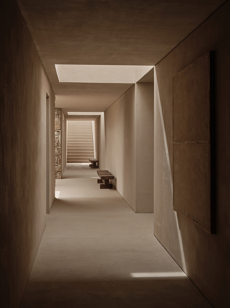 Le couloir minimaliste dans les tonalités sable menant aux chambres du niveau 1 Le couloir minimaliste dans les tonalités sable menant aux chambres du niveau 1