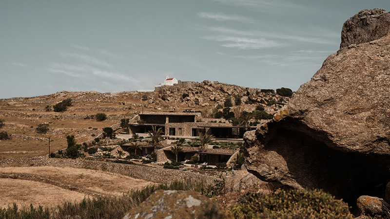 Vue extérieure de la villa En Kyanó, incrustée dans le paysage désertique Vue extérieure de la villa En Kyanó, incrustée dans le paysage désertique de l'île grecque de Mykonos