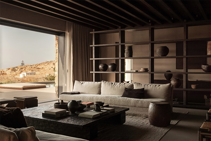 Le grand séjour ouvert sur la terrasse, ne faisant qu'un avec l'extérieur Le grand séjour ouvert sur la terrasse, ne faisant qu'un avec l'extérieur, dans un style design inspiré des tonalités et textures wabi sabi