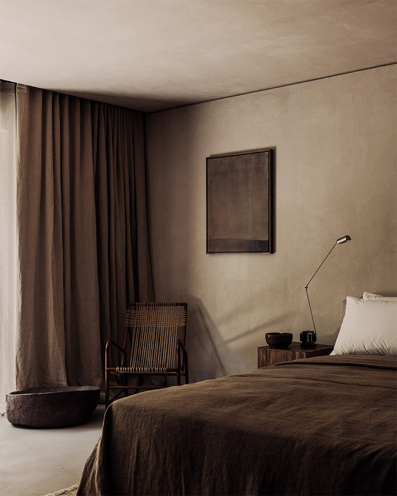 Une chambre design de style minimaliste inspiré de la palette wabi sabi Une chambre design de style minimaliste inspiré de la palette wabi sabi, dans des tonalités de terre