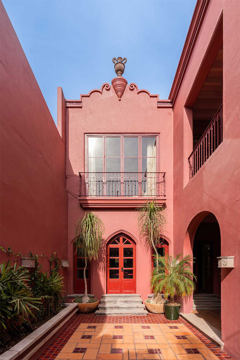 Le choix du rouge pour les aménagements extérieurs de cette maison historique à San Miguel de Allende, imaginée par le studio Maye Le choix du rouge pour les aménagements extérieurs de cette maison historique à San Miguel de Allende, imaginée par le studio Maye