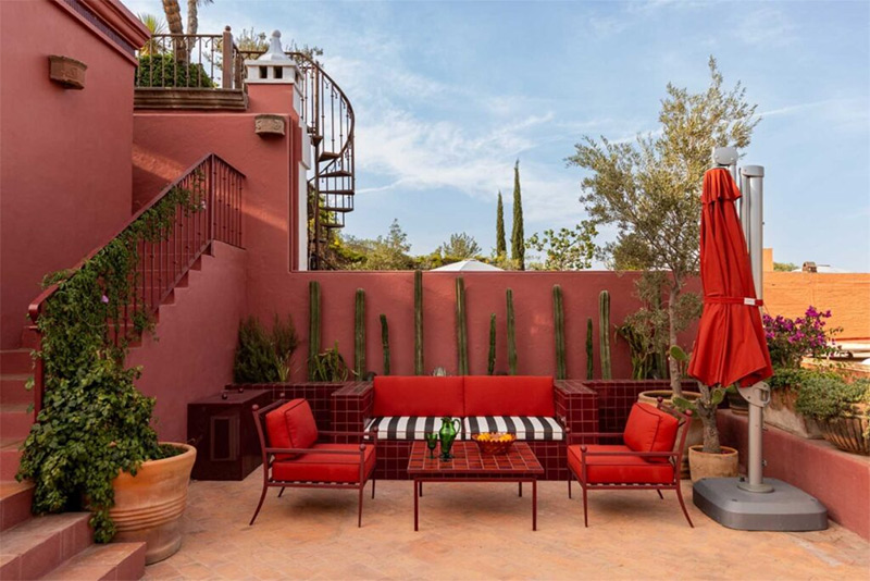 Le toit terrasse de la Casa Coa entre cactus et mobilier design dans les tonalités de rouge Le toit terrasse de la Casa Coa entre cactus et mobilier design dans les tonalités de rouge