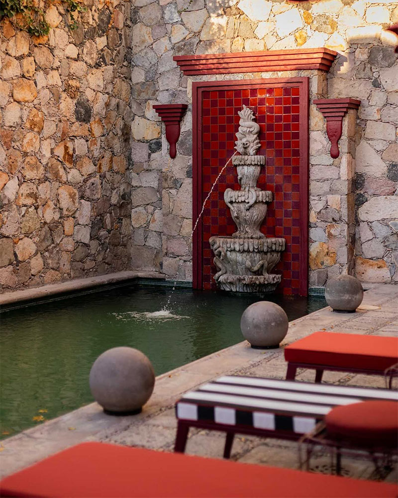 La piscine aménagée contre un mur en pierre dans une des cours de la Casa Coa à San Miguel de Allende La piscine aménagée contre un mur en pierre dans une des cours de la Casa Coa à San Miguel de Allende