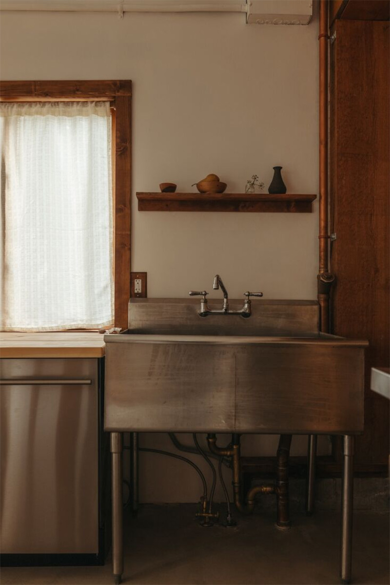 La cabane Coveside Carriage House - Détail de la cuisine : évier en inox récupéré dans un restaurant du coin