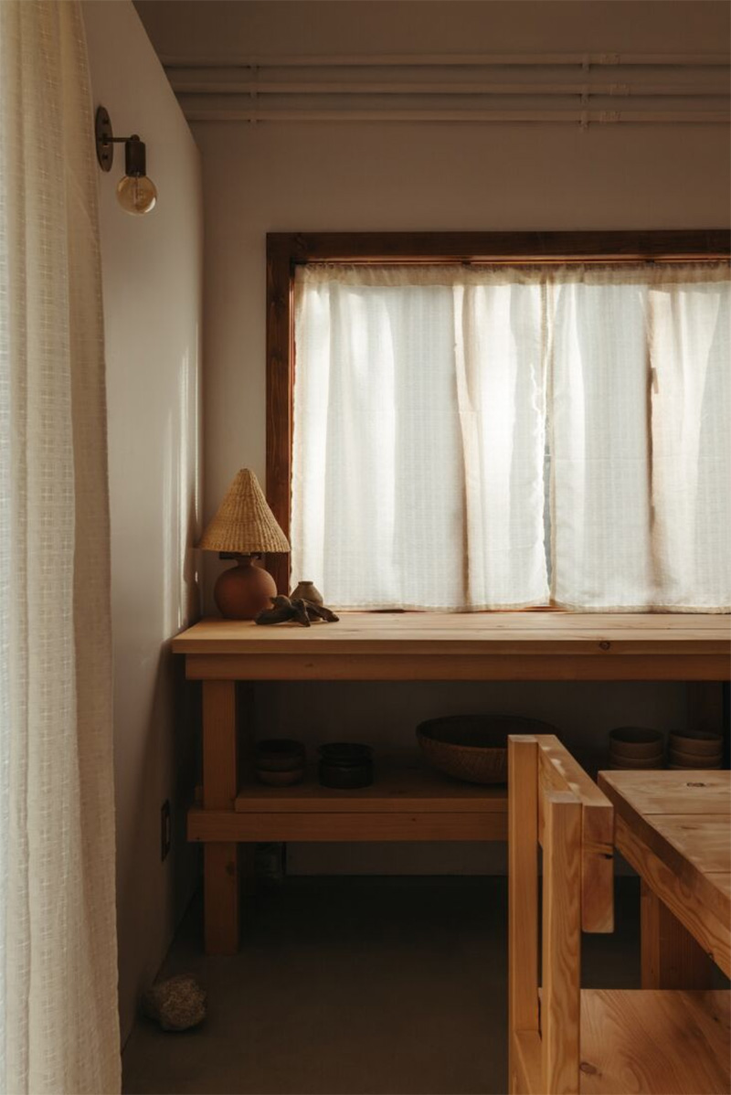 La cabane Coveside Carriage House - Détail de la cuisine : Meubles en bois brut