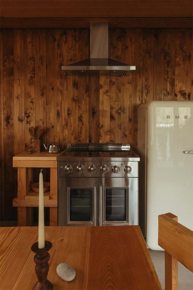 La cabane Coveside Carriage House - Détail de la cuisine : réfrigérateur Smeg et cuisinière Forno
