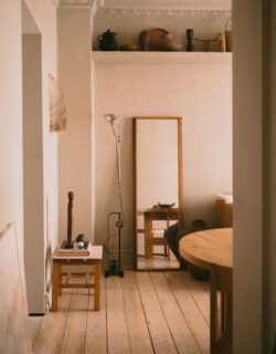 ambiance-atelier-bricole-minimaliste_kasia-sznajder-fred-aartun-copenhagen-apartment_1