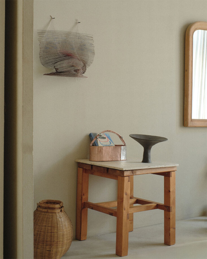 L'appartement-galerie d'Aarticles : mise en scène d'objets autour d'un tabouret