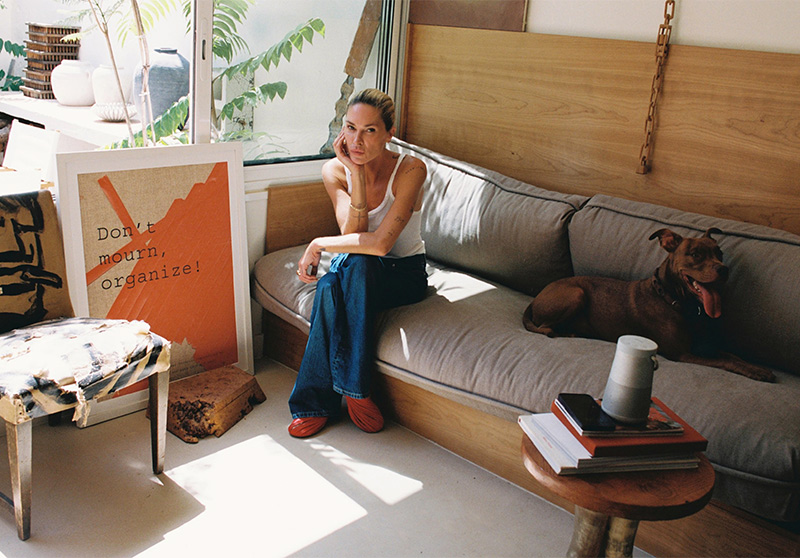 Le refuge d'Erin Wasson à Marseille : le coin salon et sa banquette canapé