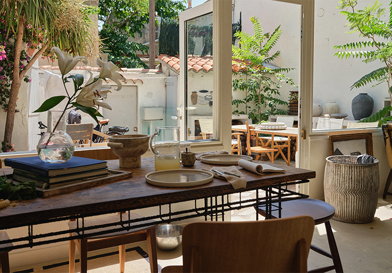 Le refuge d'Erin Wasson à Marseille : vue sur la table de salle à manger